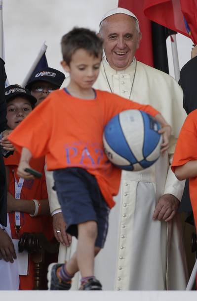La palla  mia! E il Papa se la ride. Reuters